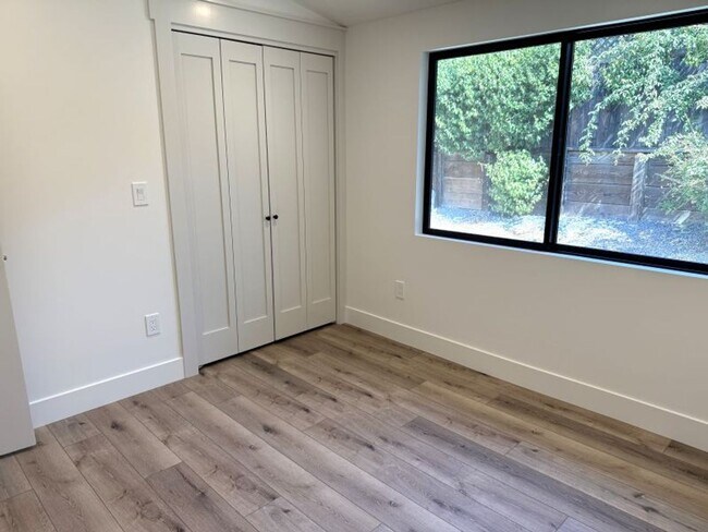 Building Photo - Beautifully Renovated, Pet Friendly Novato...