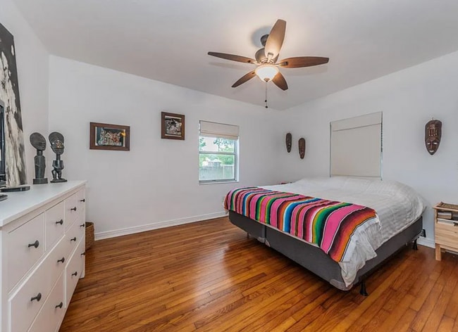 Building Photo - 3 bedroom 1 bath home with a large yard an...