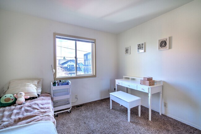 Building Photo - 8 Bedroom home in the Heart of the U-district