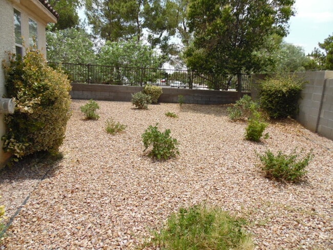 Building Photo - Single Story, 3 bedroom in Peccole Ranch!