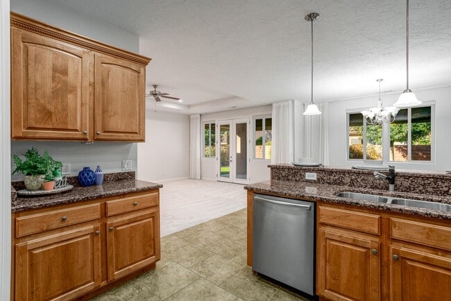 Building Photo - Washington Fields Home with Casita!