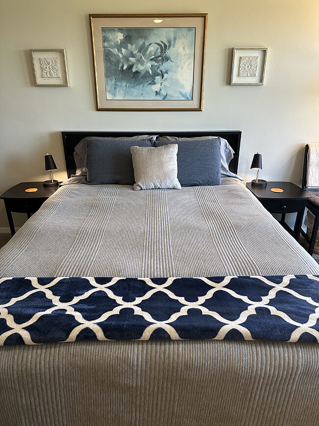 Comfortable queen bed. All linens are included. - 7079 Engineers Rd