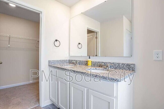 Building Photo - 626 Quartz Ln