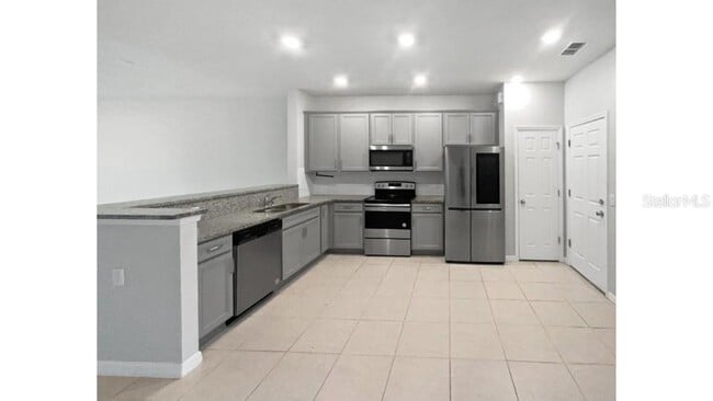 Building Photo - 3737 Plainview Dr