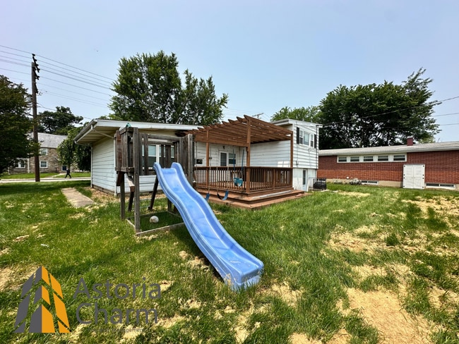 Building Photo - Spacious 4 Bedroom + Den Home with Private...