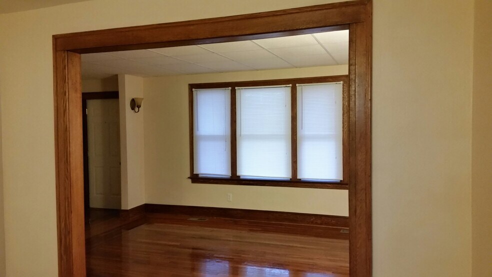 Living room - 261 View St