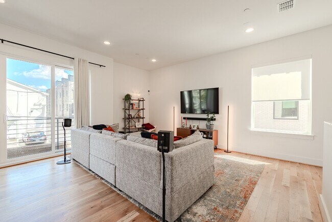 Building Photo - 3 Bed 3 Bath Townhome - Gated Community & Downtown Views! Lower Greenville area