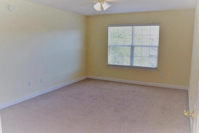 Building Photo - 823 Sugar Plum Ln