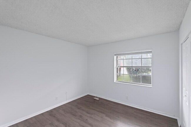 Building Photo - 495 SE 8th St