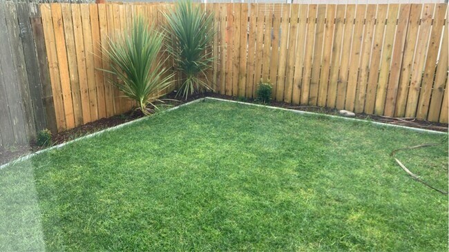 Building Photo - 30 Fern St