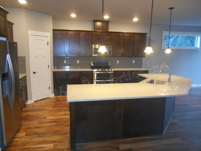 Building Photo - 3+ BED 2.5BA TIGARD HOME WITH DEN, SOAKER ...