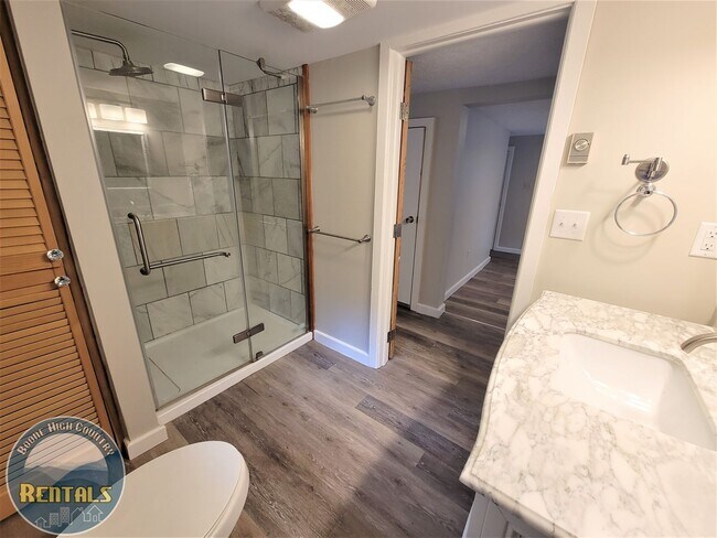 Building Photo - Charming 2 Bedroom Home --- Walking Distance to Campus!