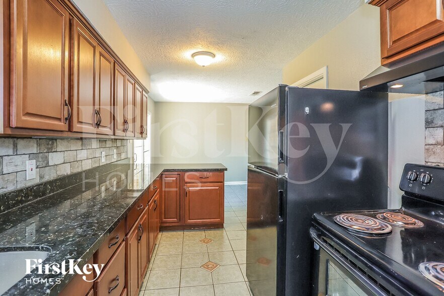 Building Photo - 16635 David Glen Dr