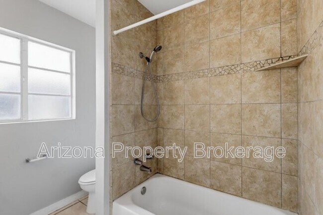 Building Photo - 4640 E Oak St
