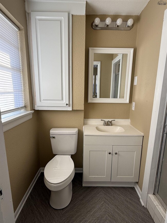 Building Photo - 1325 Oakhurst Dr