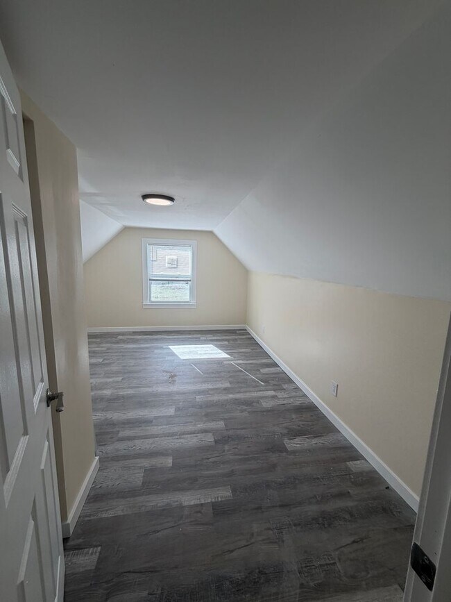 Building Photo - 5 Bedroom 2 full bath spacious home