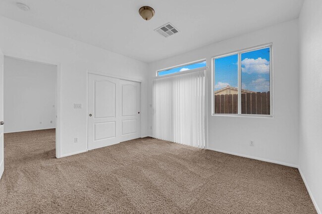 Building Photo - Beautiful 3/2 home! Corner lot in gated community!!