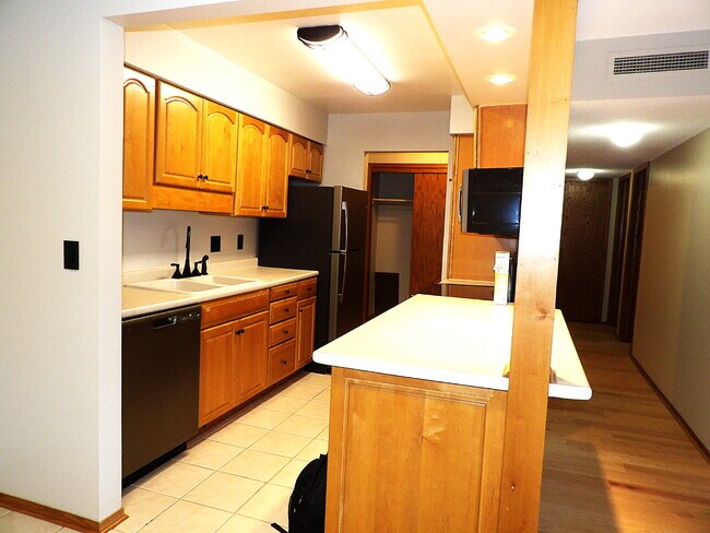 Building Photo - Beautiful 2 Bed | 2 Bath Condo in Roseville