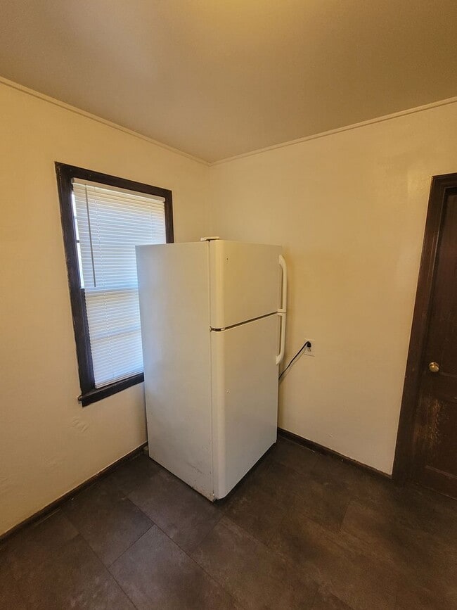 Building Photo - 2 Bedroom Home, Central