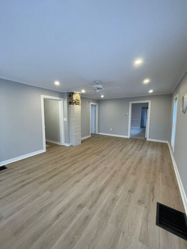 Building Photo - Newly Renovated 2 Bedroom Duplex