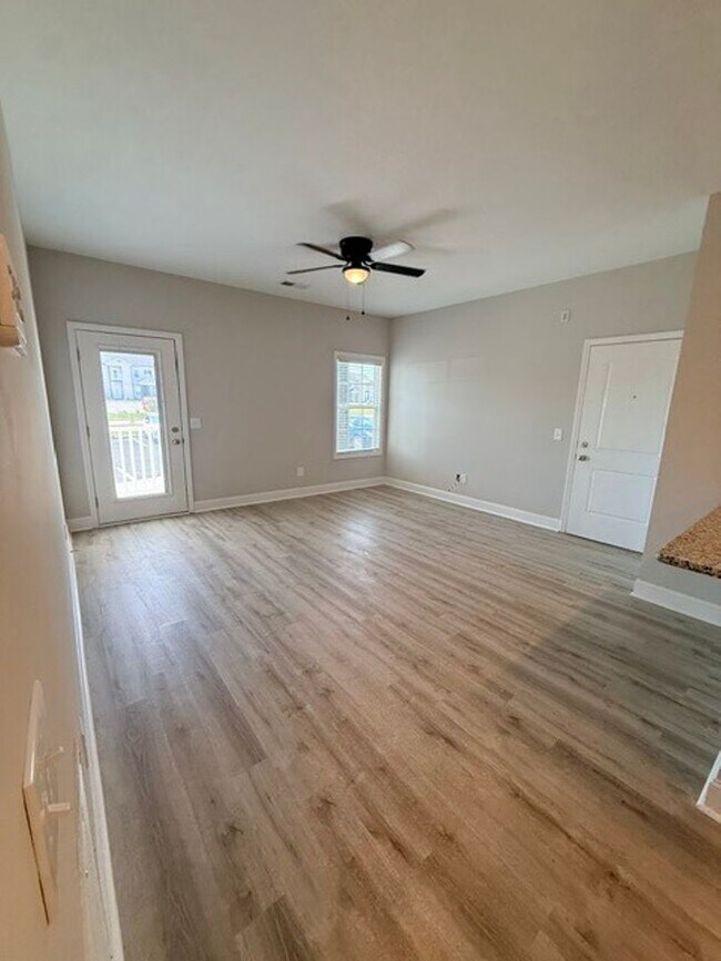 Building Photo - 308 Hillview Mls Blvd