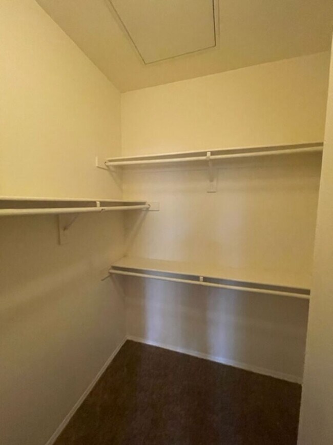 Building Photo - GREAT GATED COMMUNITY 2 BEDROOM -2 BATH -L...