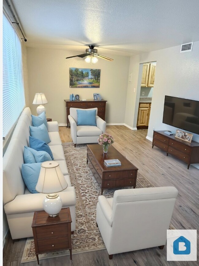 Primary Photo - Beautiful 2 bed 1 bath apartment in the he...