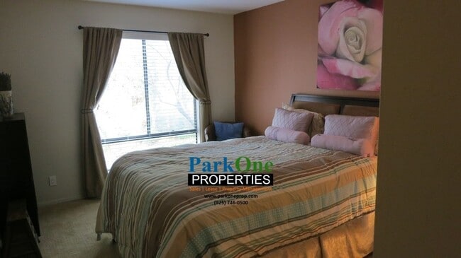 Building Photo - New Carpet, New Paint Close to the Elevator in the Keys