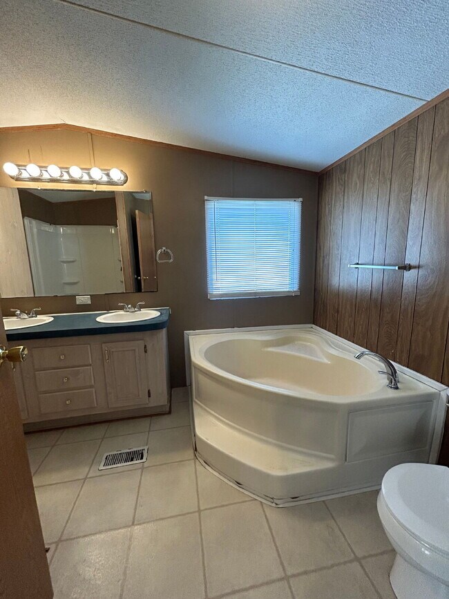 Building Photo - Commander Palace: Your Tranquil Home Awaits