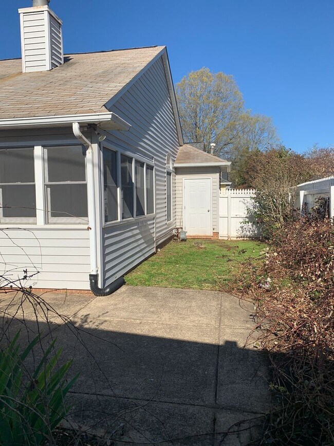 Building Photo - Cozy Living on a quiet cul de sac.