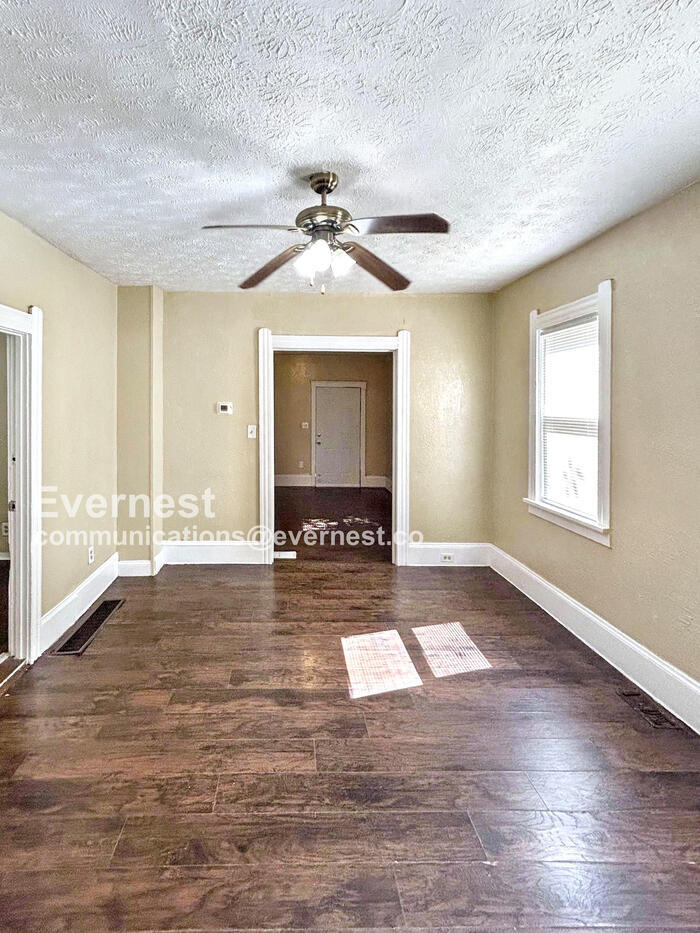 Building Photo - 1100 E 74th St