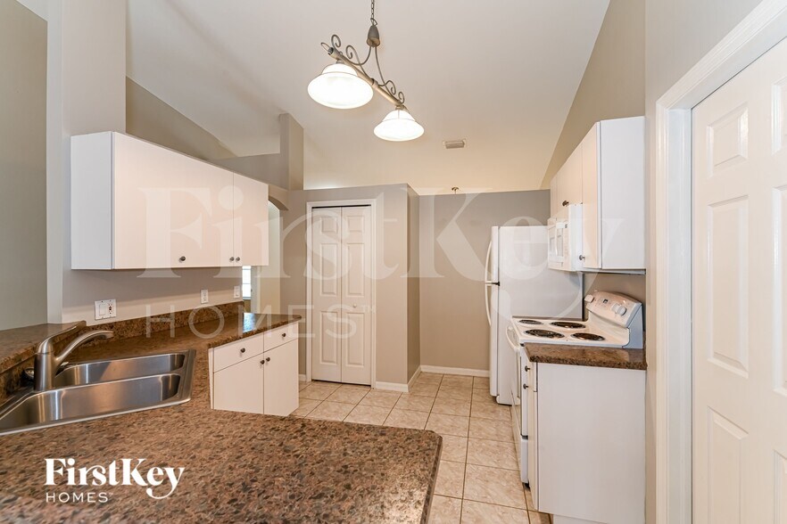 Building Photo - 2919 NW 4th Pl