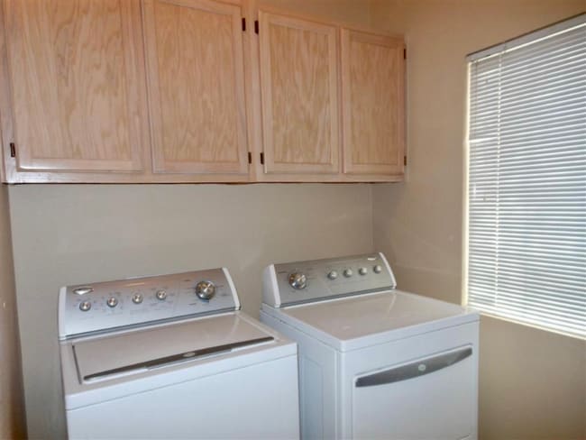 Building Photo - 2420 Silver Shadow Dr