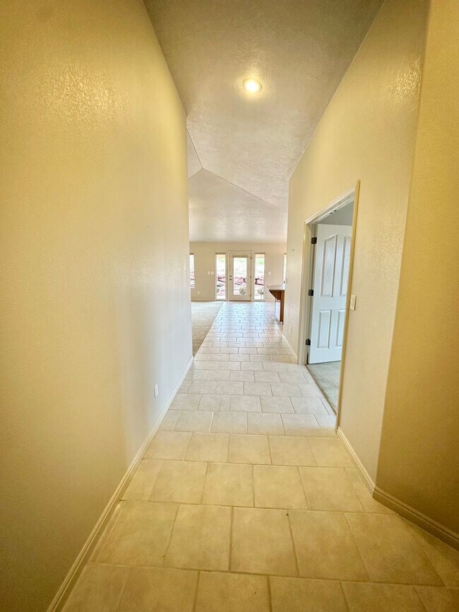 Building Photo - 3 Bedroom Home In Southgate!