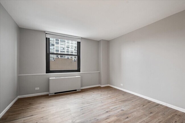 Building Photo - 5701 N Sheridan Rd