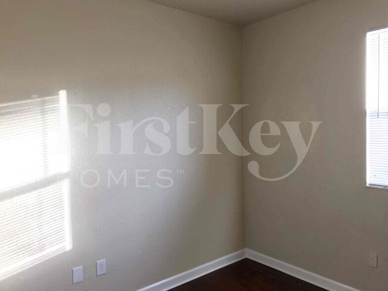 Building Photo - 181 NE 30th Pl