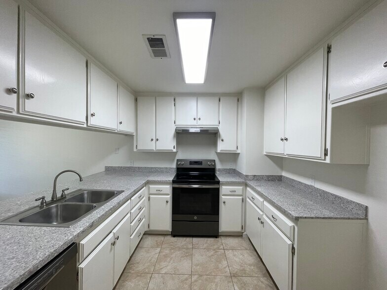 Building Photo - 3412 Ashe Rd