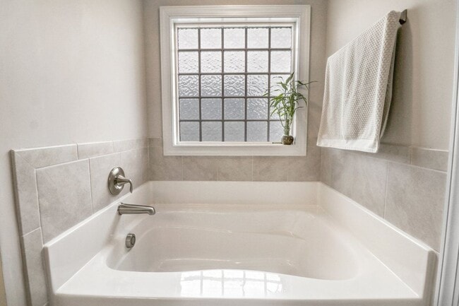 Building Photo - STUNNING & SPACIOUS 4 BR | 2.5 BA 2-Story *Pikeville School District*