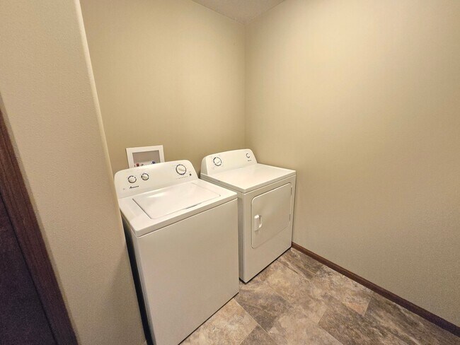 Building Photo - East Sioux Falls Twin Home
