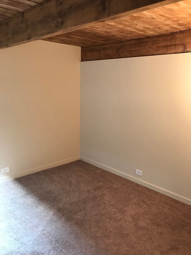 Building Photo - 811 S La Grange Rd