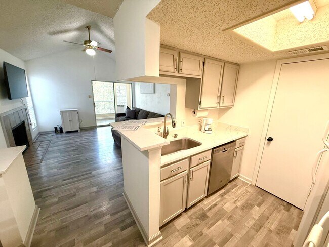 Building Photo - AVAILABLE NOW! 3rd Floor 1 Bedroom / 1 Bat...