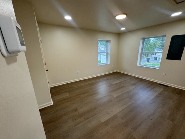 Building Photo - 617 Fairview Ave