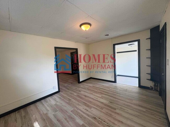 Building Photo - One Bedroom House