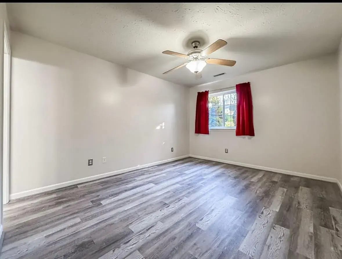 Building Photo - 648 Friars Ln