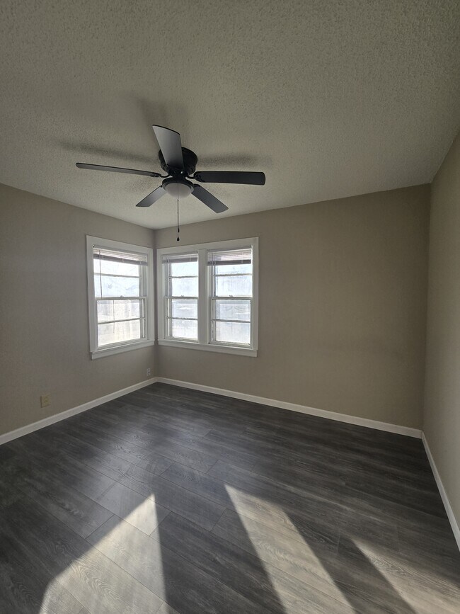 Building Photo - 1642 N Erie St