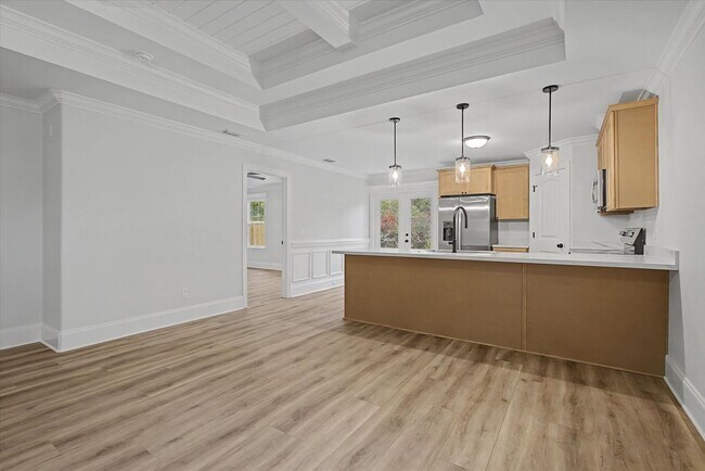 Building Photo - 4 Bedroom Home Available Now!