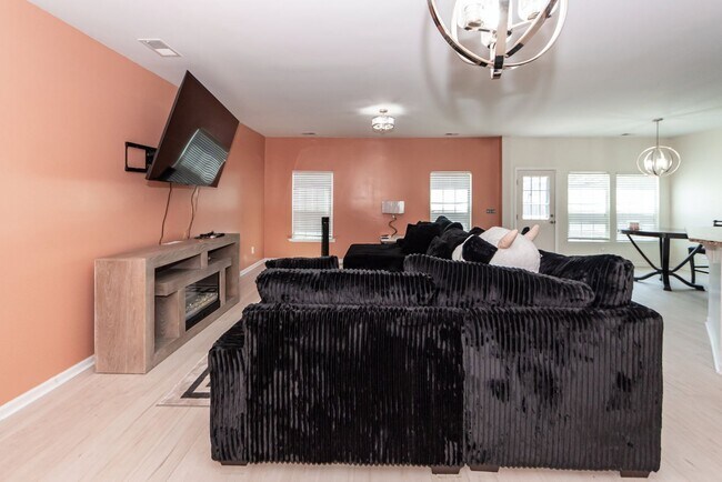 Building Photo - 4 Bedroom, 2.5 Bathroom Home in Moss Grove Plantation - Moncks Corner