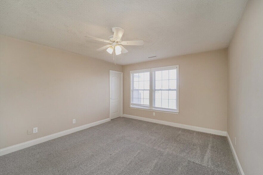 Building Photo - 712 Winborne Ave SW