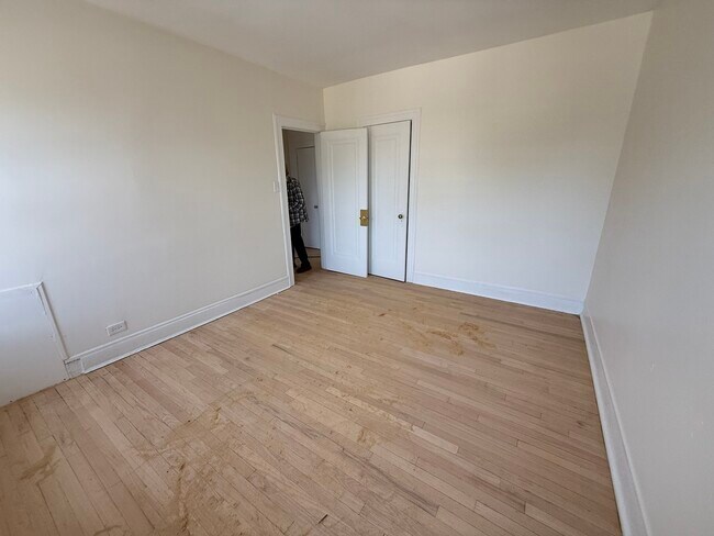 Building Photo - 7351 N Damen Ave