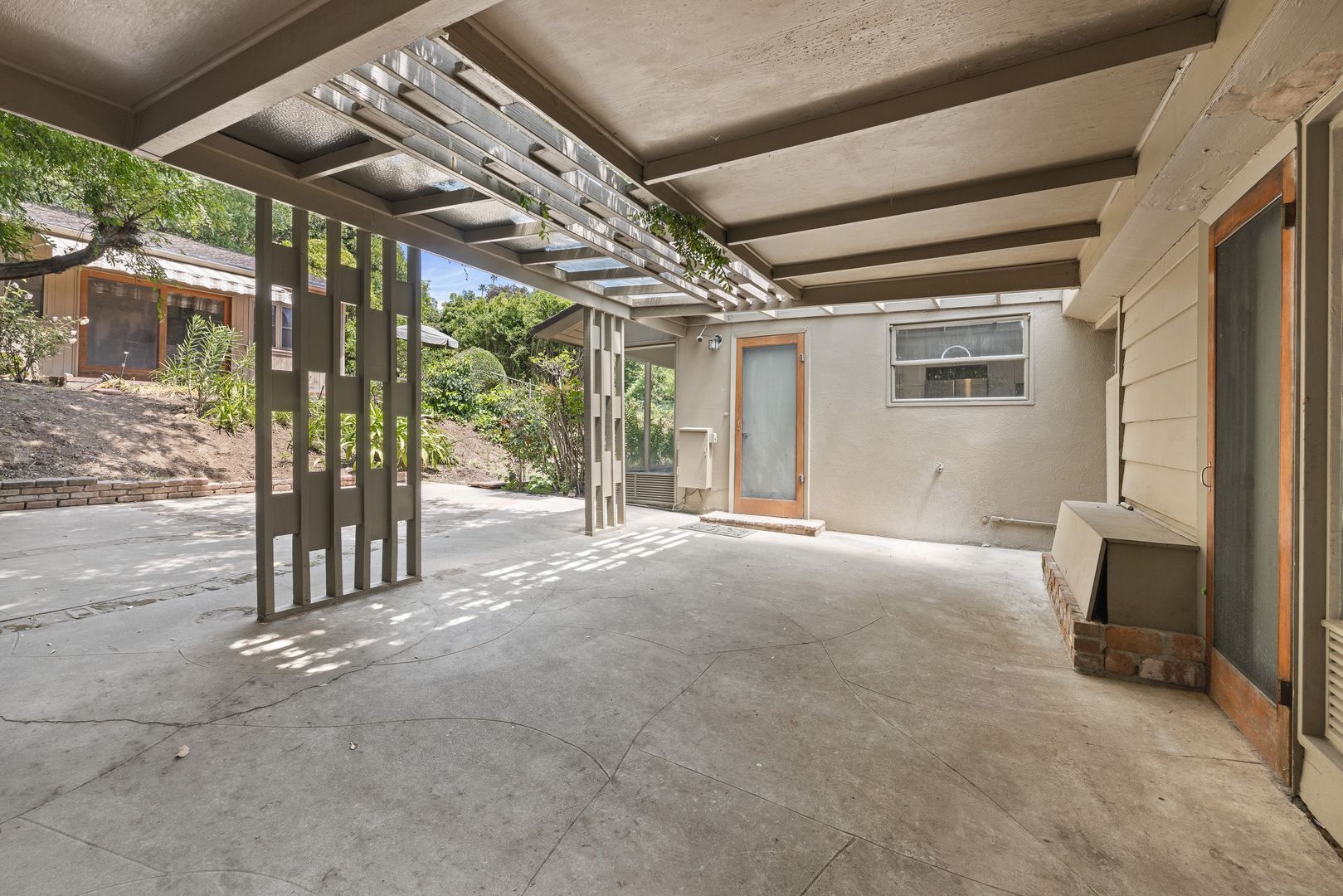 Building Photo - Classic Mid-Century home moments from Fryman Canyon